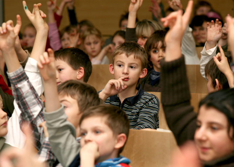 Kinder im Hörsaal